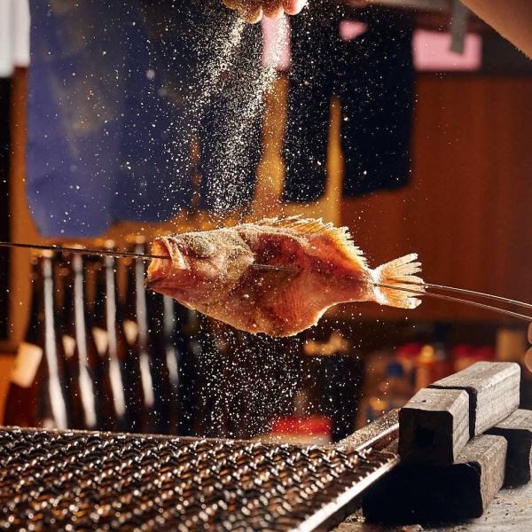 "厳選した旬食材の炉端焼き"