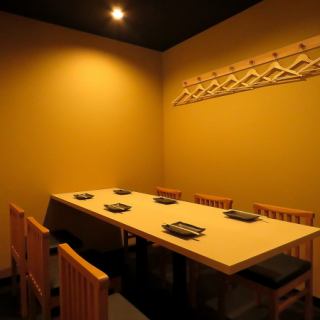 We also have tables for 8 people.By connecting the tables, we can accommodate up to 14 people.