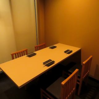 We also have tables for 6 people.By connecting the tables, we can accommodate up to 14 people.