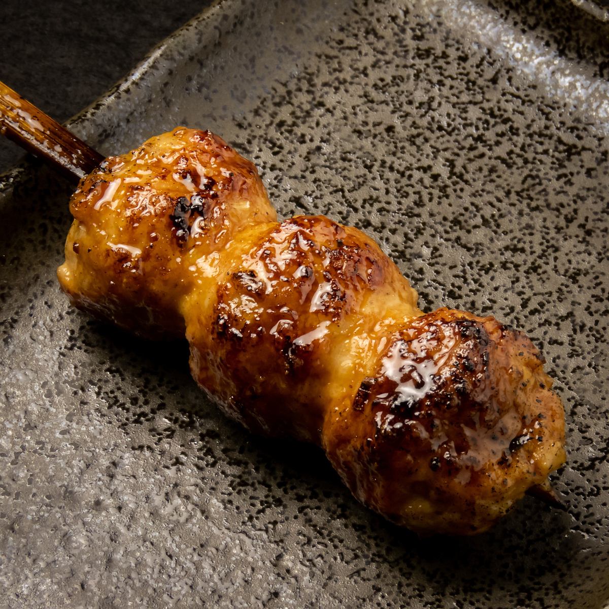 つくねは様々な部位をお店で挽き、生から焼き上げています。
