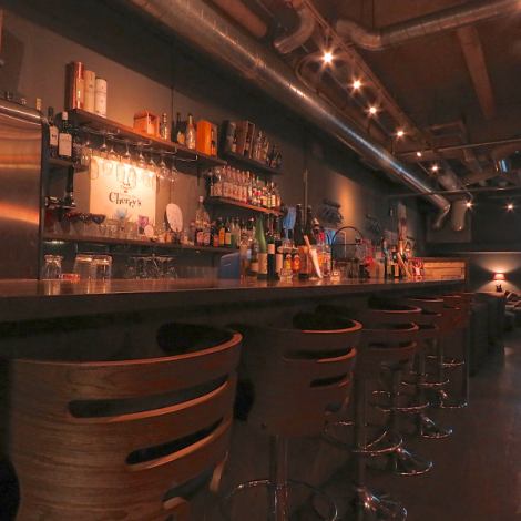 【舒適的吧台】燈光舒適的高品質休閒空間……下班後想快速喝一杯，度過美好的時光，或者舉辦一場成功的酒會，魚町的<<去櫻桃吧。適合女性聚會、約會和聯合派對的寧靜空間。帶沙發座椅的完全私人房間！