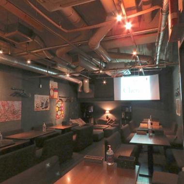 チェリーズのレストランフロア！柔らかソファー席です。少人数の女子会から、仲間たちとのワイワイ飲み会まで、様々な用途でご利用いただけます！誕生日や各種お祝い事などのサプライズ演出もお任せください！