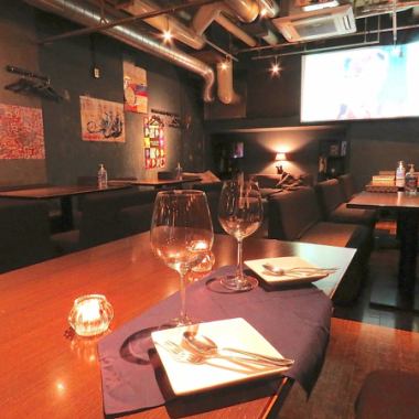 全席ソファー席。ゆったりおくつろぎ頂けるソファーです。カップル・デート・女子会・誕生日会・合コン・ご宴会に是非お使い下さい。月替わりの飲み放題付きコース平日3500円からご用意！月替わりの創作イタリアンを堪能できるコースです。