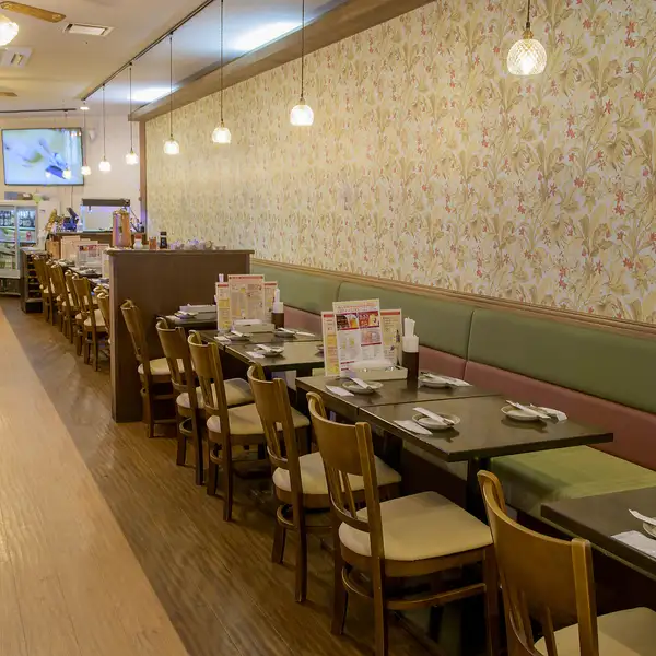 ※写真は系列店です。店内は全60席と広々で快適な空間で、お子様連れなどのご利用にも最適です。ボリューム満点の料理とビール付2時間飲み放題で楽しみながらゆっくりと過ごしください。