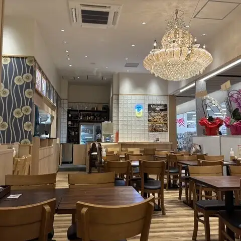 当店のお席は、気の合う友人などとの集まりにぴったりなスペースです。リラックスした雰囲気の中で、楽しい会話と共に美味しい料理をお楽しみいただけます。特別なひとときを演出するための、居心地の良い空間をご提供します。