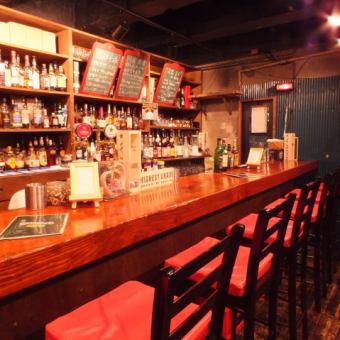 Counter seats with a panoramic view of the wide selection of bottles.Enjoy the stylish atmosphere of the bar and indulge in your favorite drink! There is also a staff introduction board on top of the bottle, so please spend your time relaxing and chatting with them!