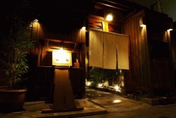 Hirokoji的后街有一个安静的地方。基于木材的精美商店是娱乐和热情好客的理想选择。