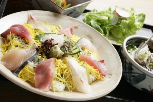 日本海の幸がたっぷり入ったちらし寿司（浜汁付）