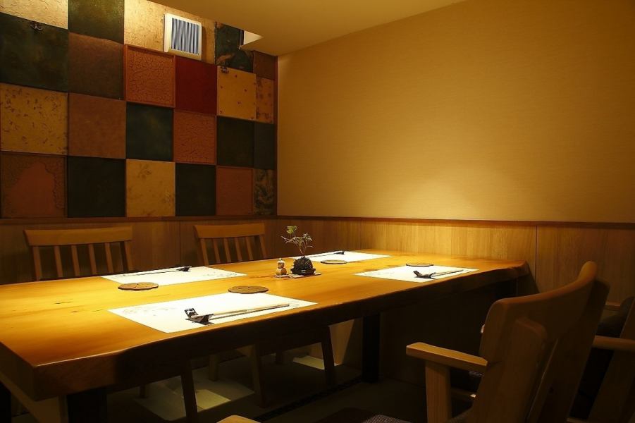 Private rooms for 4 people and up to 8 people are also available.
