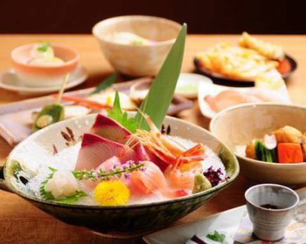 Winter cuisine [Kenjuku] (Red snow crab, white shrimp, wild yellowtail sukiyaki hotpot)