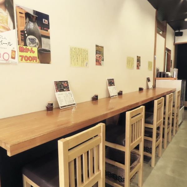 カウンター席になります。肩肘張らずに食べることができます。鰻屋さんと聞くとどうしても「高級」「敷居が高い」などのイメージを持つ人もいますが、当店では安心してください♪肩肘張らず自分のペースでゆったりとご食事することができます。