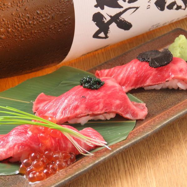 【融化的味道令人无法抗拒】我们推荐的肉寿司最好配上鱼子酱和鲑鱼子吃。