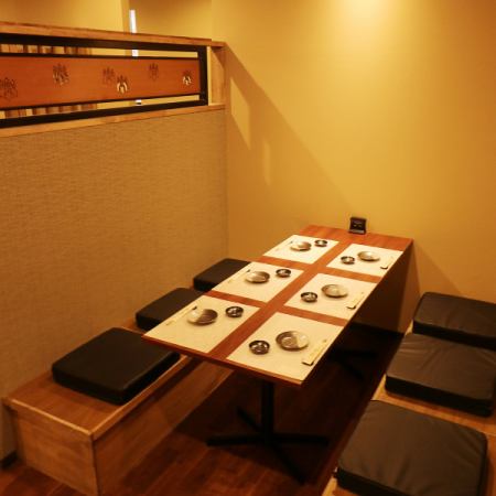 【4～6名様テーブル席】和を基調とした落ち着いた雰囲気の席。各席同士の空間は広めにとってありますので隣を気にすることなくお食事をお楽しみいただけます。