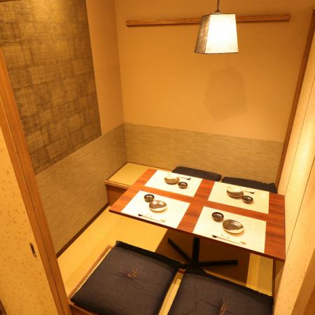 【畳エリア2～4名様テーブル個室】デートや少人数での飲み会や宴会におすすめです。少人数用テーブル席ではありますが、お席の間隔を広く取っていますので、ゆったりくつろげること間違いなし。