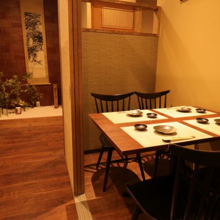 【2～4名様テーブル個室】和モダンのおしゃれなテーブル席。デートや少人数の飲み会に◎落ち着いたテーブル席は、ご友人との集まりや気兼ねなく語り合うコンパなどの食事会、同僚との飲み会などに最適なお席です。