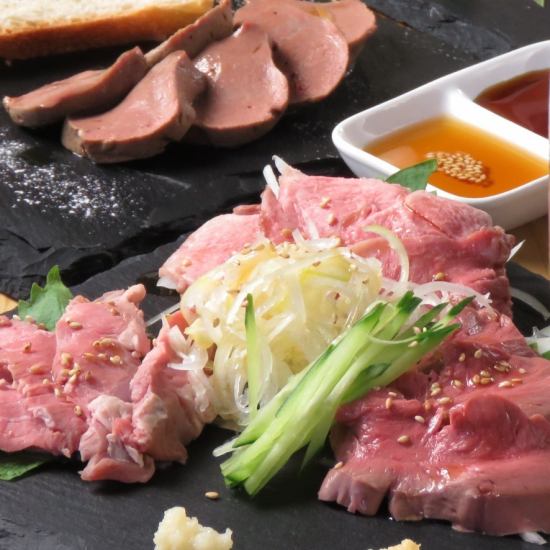 You can enjoy high-quality pork offal as skewers or sashimi!!
