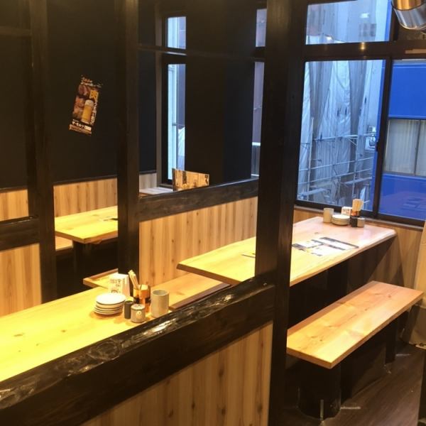 [One cup after work ♪] Popular table seats! Thanks to the partition, you can enjoy the table seats without worrying about the neighbors ♪ Recommended for various scenes such as friends, company colleagues, family gatherings, etc. !!