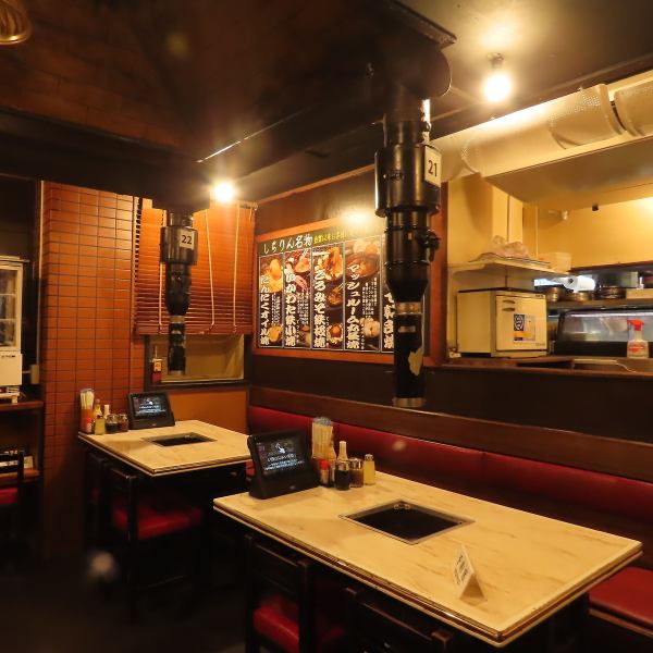 2～4名の少人数や団体様でのご利用に便利なテーブル席を完備。ご家族でのお食事やお友達同士の飲み会などに最適です！リーズナブルな逸品を豊富にご用意している、気軽なホルモン・焼肉居酒屋です♪