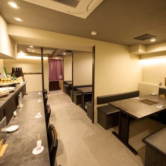 6人掛けの半個室テーブル席では、ゆったりとした時間を演出。ふらっとお仕事帰りの一杯やご友人との語らいに最適です◎