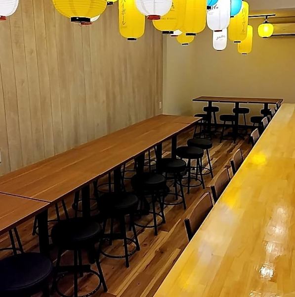 黄色の提灯が特徴！ぶたもんといえばこの黄色の提灯◎どこか懐かしく、初めてでもお気軽にご来店いただける空間を大切にしております。カウンターもございますので、おひとり様も大歓迎！是非お気軽にお立ち寄りください。