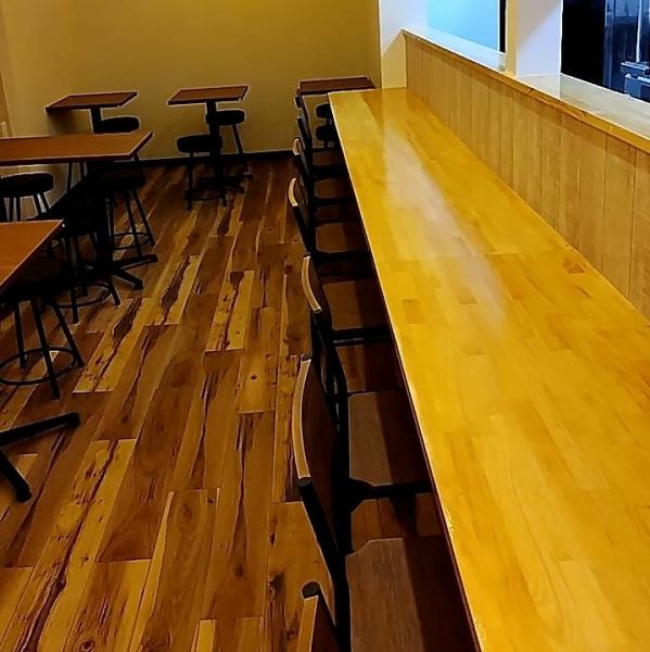 8名まで入れるカウンター席で、昼飲みや仕事終わりのサク飲みにも最適です。カウンター席限定のセットは、驚愕のワンコインから！おひとり様も大歓迎ですので、自慢のやきとんをお好きなお酒で流し込む至福のひと時をお過ごしください。