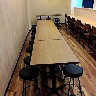 【最大16名連結！】4名掛けのテーブルはお客様の用途に合わせて組み合わせ可能！横並びになっておりますのでご宴会にも最適です♪テーブル席限定のコースもご用意しております。コースはどれも飲み放題付ですので、お得にお楽しみいただけます！単品の飲み放題は1000円！圧倒的コスパで二次会にも最適です◎