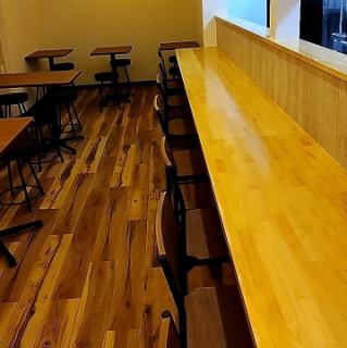 【カウンター8席】カウンター8席！仕事終わりに軽く一杯という時に最適♪お一人様はもちろん、2名様も大歓迎です！ゆっくりとメニューを眺めながら今日の気分のおつまみとお酒をじっくりと選ぶという至福の時間をお楽しみください！カウンター席限定ちょい飲みセットはワンコインの500円！