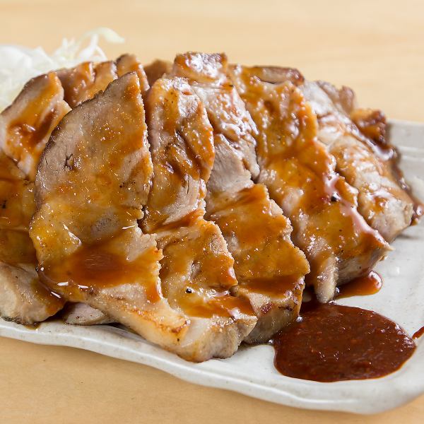 名物トンテキ★店主が厳選したお肉は柔らかくジューシーな逸品！ビールとの相性も抜群◎