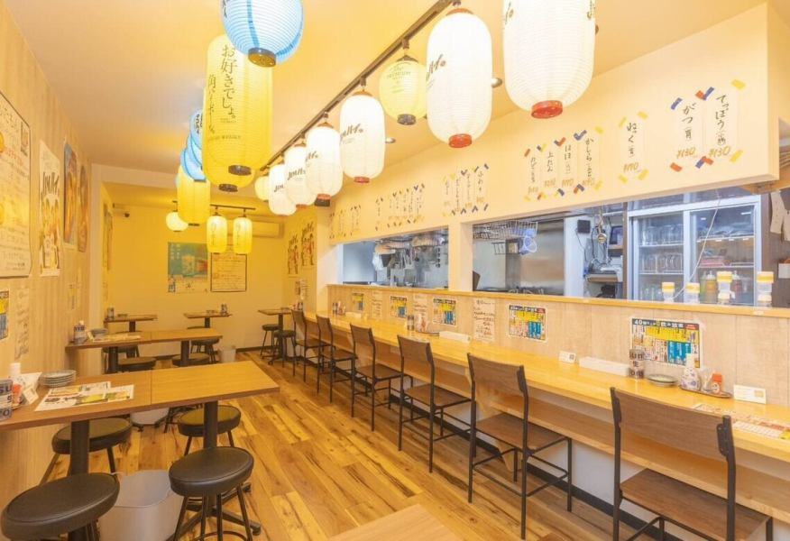 テーブル席最大30名様！ゆったりとお過ごし頂けるこだわりの空間です。大小問わず宴会をお楽しみ頂けます。カウンター席も6席ご用意！おひとり様も団体様も是非ご来店ください！