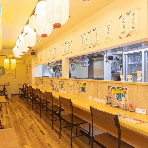 6名まで入れるカウンター席で、昼飲みや仕事終わりのサク飲みにも最適です。飲み放題も1名様からOK！おひとり様も大歓迎ですので、自慢のやきとんをお好きなお酒で流し込む至福のひと時をお過ごしください。