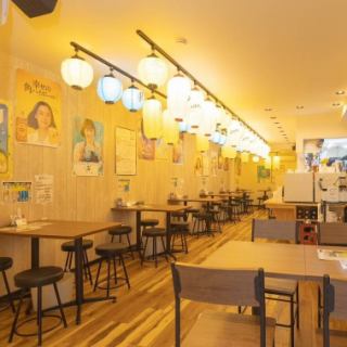 【2～4名テーブル】4名様用のテーブルを6席ご用意しております！ご友人との飲み会や、女子会、会社宴会でのお食事などに最適です！当店はお飲み物の種類も大変豊富◎自慢のやきとんと組み合わせて、お食事の時間をお楽しみください。