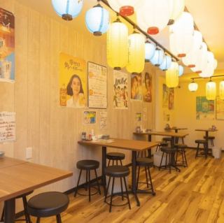 【最大16名連結！】4名掛けのテーブルはお客様の用途に合わせて組み合わせ可能！横並びになっておりますのでご宴会にも最適です♪コースは３０００円からご用意しております。どれも飲み放題付ですので、お得にお楽しみいただけます！単品の飲み放題は1000円！圧倒的コスパで二次会にも最適です◎