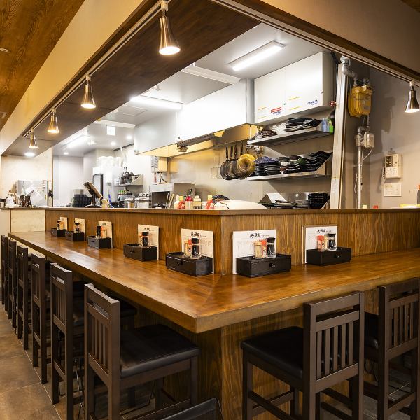 お1人様利用やデート利用に最適なカウンター席を完備！ランチ、ディナーはもちろん、宴会向け飲み放題付きコースもご用意しておりますので、各種宴会等で是非ご利用ください！