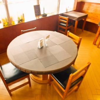 丸テーブルは４、５名でご利用できます。広々座ることができます。