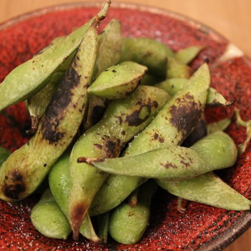 Charcoal-grilled edamame beans/octopus and wasabi/sliced tomatoes/spicy cucumber/Japanese-style potato salad/clam chanja