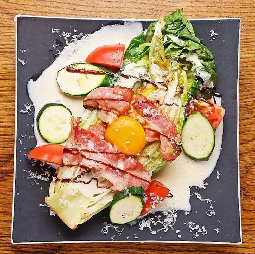 【名物2】炭焼きレタスのシーザーサラダ