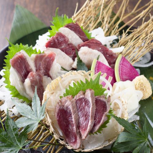 Assortment of 3 types of horse sashimi and 5 types of horse sashimi