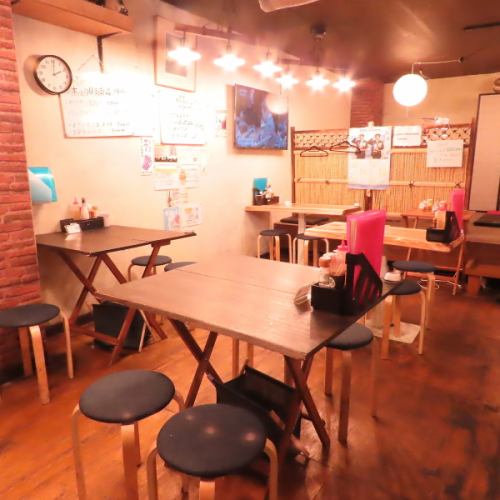 Perfect for small groups, after-parties, or a quick drink after work! Please use the table seats.