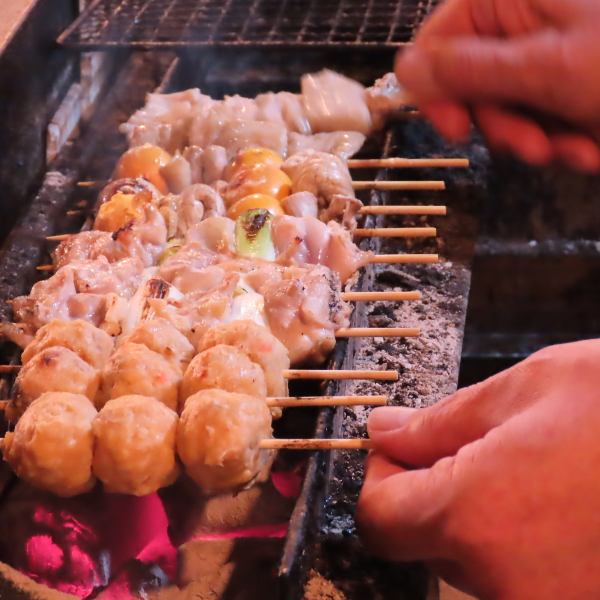 信州上田名物の美味だれ焼き鳥のお店です。お店の中央でじっくりやきあげた自慢の焼き鳥をご堪能ください！ご宴会にもふらっと晩酌にもぜひご利用ください！