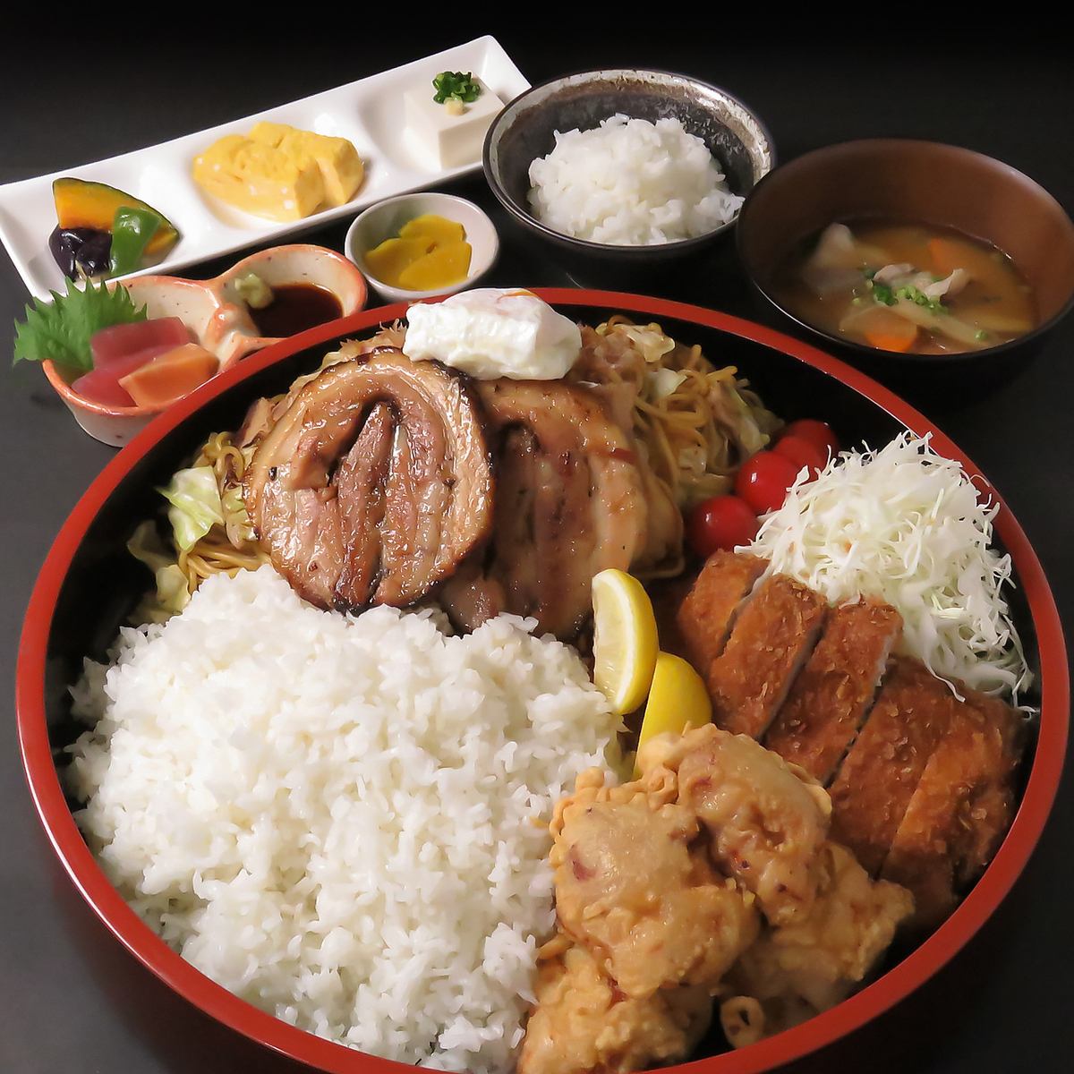 様々な定食のメニューの数々を一度にお楽しみいただけます！！