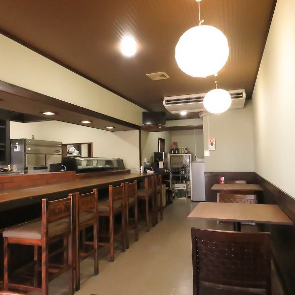 【臨場感◎】和の趣を感じる落ち着いた空間で、お一人様からデートまで幅広くご利用いただけます。特にカウンター席は、調理風景を眺めながらゆったりと過ごせる特等席。大切な方との語らいや、仕事帰りの一杯にも最適です。テーブル席もご用意しており、ご家族やご友人と飛騨牛とウイスキーを存分にお楽しみいただけます。