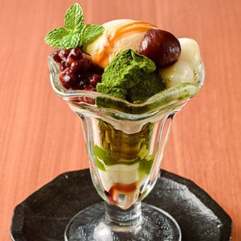 特製黒蜜と黒糖アイスわらび餅のパフェ