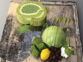抹茶ロールのアイス添え