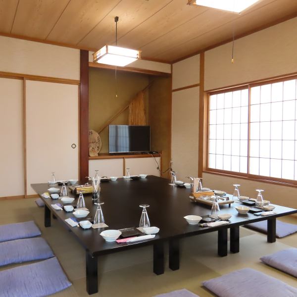 2階には40席をご用意し、20~40名規模の大型宴会にも対応可能です。落ち着いた和空間で、会社の宴会や大切な集まりに最適!個室はもちろん、フロア貸切もご相談いただけますので、プライベート感を重視したい方にもおすすめ。まずはお気軽にお電話ください♪