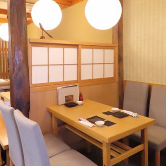 2から4名掛けのテーブル席が2席あります。