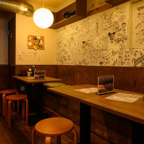<p>【テーブル席×テーブルを繋げて宴会にも最適】当店ではテーブル席を2卓ご用意しており繋げて大人数でもご利用頂く事も可能です。ご宴会でご利用される際には、飲み放題付の宴会用コースもご用意しておりますので、是非ご予約お待ちしております。また、半個室の座敷席もご用意しておりますのでプライベートな利用も◎</p>