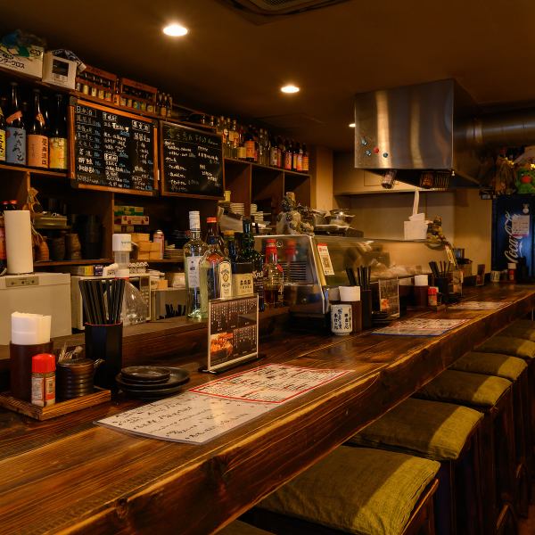 【広々としたカウンター席×お一人様にも】当店ではカウンター席を全部で12席ご用意しており、広々としたスペースとなっております。お一人様でご来店頂きご利用頂く事も多いですので、お気軽にお越し頂けたらと思います。また、デートでのご利用や大切な方とお二人でご利用される際にも適しております◎