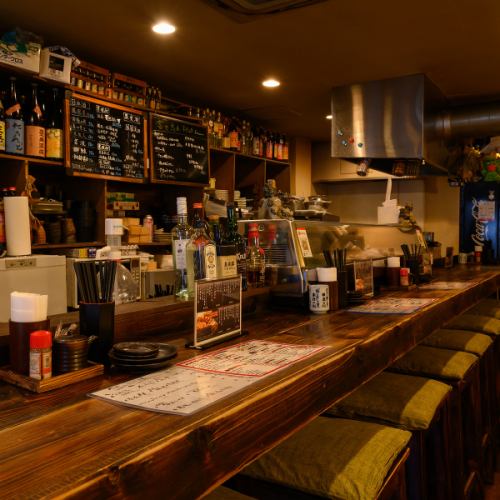 <p>【広々としたカウンター席×お一人様にも】当店ではカウンター席を全部で12席ご用意しており、広々としたスペースとなっております。お一人様でご来店頂きご利用頂く事も多いですので、お気軽にお越し頂けたらと思います。また、デートでのご利用や大切な方とお二人でご利用される際にも適しております◎</p>