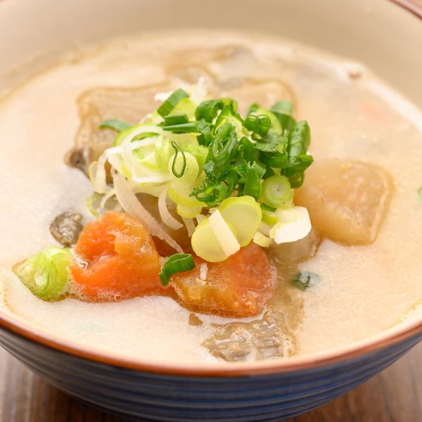 豊富なアラカルトメニューをご用意しております◎古友里の牛もつ煮込み680円（税込）