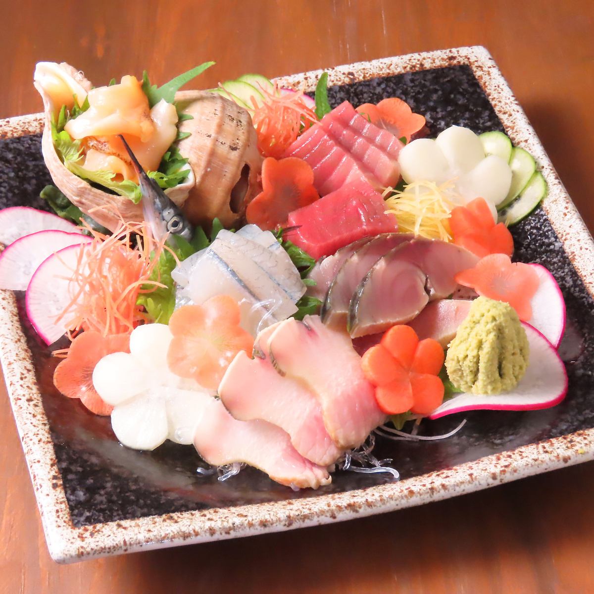 朝一で仕入れた新鮮食材でつくられる親方料理。日本酒も豊富◎